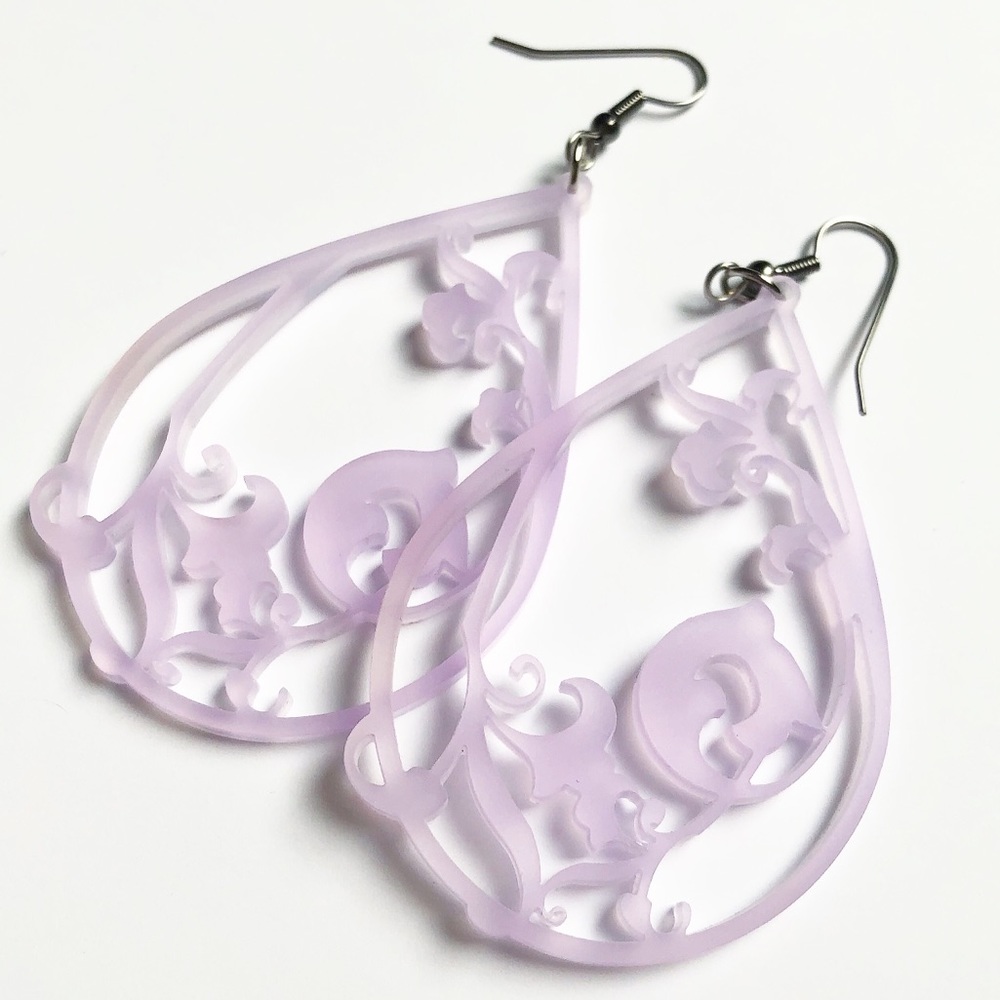 Victoria - Teardrop Filigree Earrings in Lavender